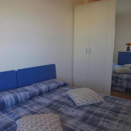 Apartman Beachfront Lido Dei Pini - Airco - Private Parking - Place