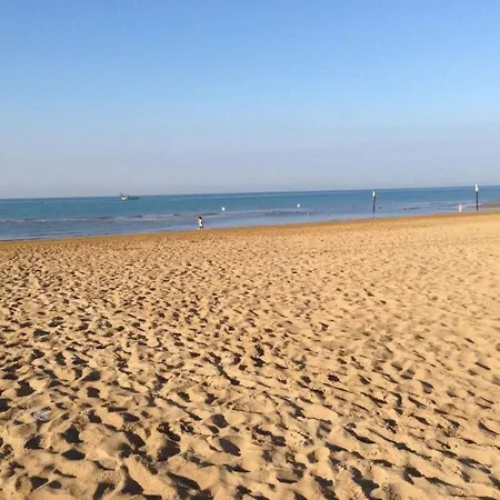 Apartman Beachfront Lido Dei Pini - Airco - Private Parking - Place